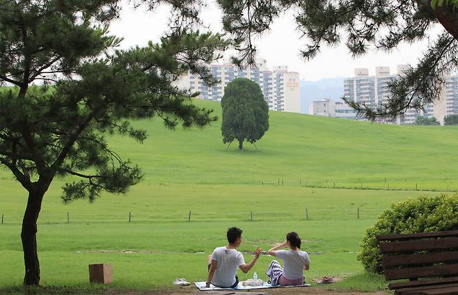 초원이 펼쳐진 올림픽공원. 소풍 나온 이들 사이로 러닝에 몰입하는 이가 많은 곳이다. 신소영 기자