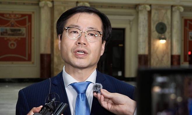 상호관세 유예 종료일(8일)을 사흘 앞두고 다시 미국 워싱턴 디시(D.C.)를 찾은 여한구 산업통상자원부 통상교섭본부장이 5일(현지시각) 유니언역에서 한국 특파원들과 만나 질문에 답하고 있다. 워싱턴특파원단