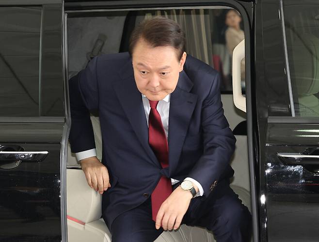 윤석열 전 대통령이 지난달 28일 내란 사건을 수사하는 조은석 특별검사팀의 조사를 받기 위해 서울 서초동 서울고검 청사로 출석하고 있다. 공동취재사진단