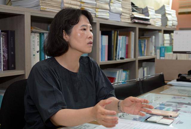 조정흔 경제정의실천시민연합 토지주택위원장이 3일 서울 양천구에 있는 사무실에서 한국일보와 인터뷰하고 있다. 조 위원장은 "부동산 시장이 불안정하면 가정을 꾸리기 위해 집을 마련해야 하는 사람들의 일상이 무너질 수밖에 없다"며 "정부는 '6·27 대책' 이후에도 정교한 후속 대책을 고민해야 한다"고 말했다. 강예진 기자
