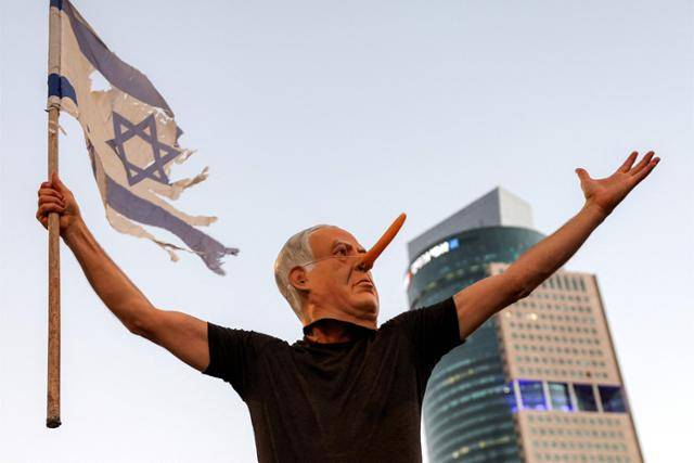 5일 이스라엘 텔아비브의 이스라엘 국방부 본부 밖에서 팔레스타인 무장세력 하마스에 의해 가자지구에 억류돼 있던 이스라엘 인질들의 석방을 촉구하는 반정부 시위가 진행되고 있다. 텔아비브=AFP 연합뉴스