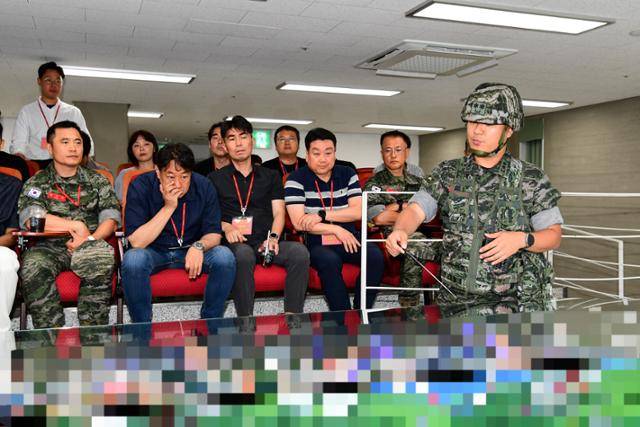 2일 해병대 2사단 관계자가 애기봉 관측소(OP)를 방문한 국방부 출입기자들에게 작전 지형을 설명하고 있다. 해병대 제공