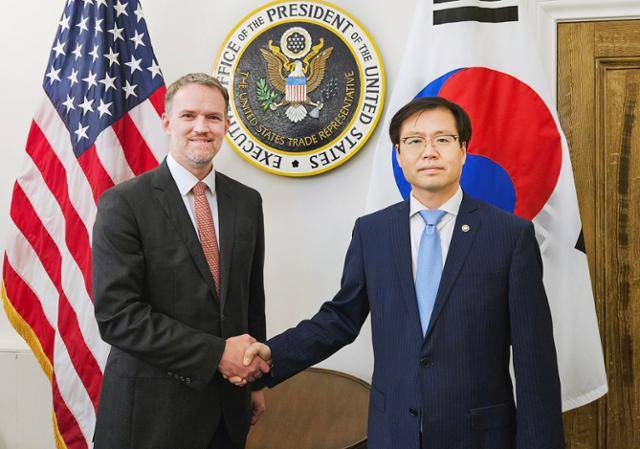 여한구(오른쪽) 산업통상자원부 통상교섭본부장이 5일 미국 워싱턴 D.C. 무역대표부(USTR)에서 제이미슨 그리어 USTR 대표와 면담을 갖고 기념사진을 촬영하고 있다. 산업통상자원부 제공