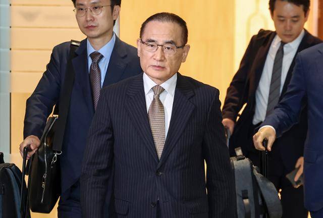 위성락 국가안보실장이 6일 인천국제공항을 통해 미국으로 출국하고 있다. 위 실장은 미국 측 인사들과 관세 등 현안 관련 논의에 나설 계획이다. 뉴스1