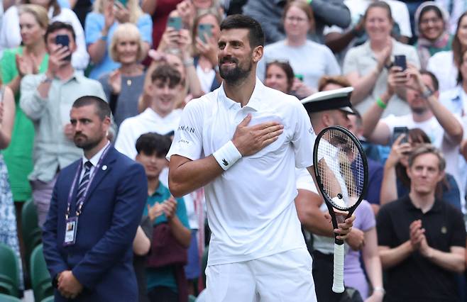 <yonhap photo-0987=""> Tennis - Wimbledon - All England Lawn Tennis and Croquet Club, London, Britain - July 5, 2025 Serbia's Novak Djokovic celebrates after winning his third round match against Serbia's Miomir Kecmanovic REUTERS/Toby Melville/2025-07-06 06:20:43/ <저작권자 ⓒ 1980-2025 ㈜연합뉴스. 무단 전재 재배포 금지, AI 학습 및 활용 금지></yonhap>