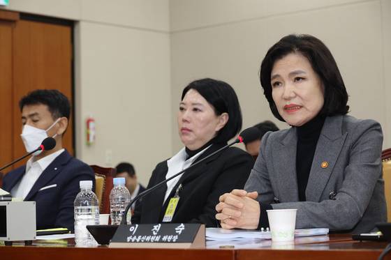 지난 4월 18일 국회에서 열린 과학기술정보방송통신위원회 전체회의에서 이진숙 방송통신위원장이 질의에 답변하고 있다. 연합뉴스