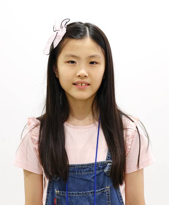 제8회 중앙학생시조암송경연대회 대상을 수상한 진주주약초 김은수양. 김현동 기자