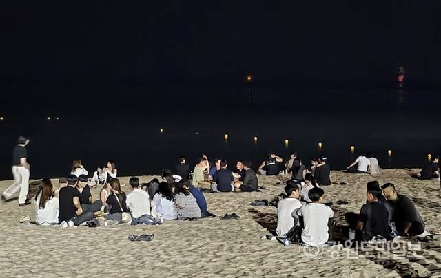 ▲ 연일 열대야가 지속된 가운데 지난 5일 밤 경포해변 백사장이 무더위를 피해 나온 관광객과 시민들로 북적였다.황선우 기자