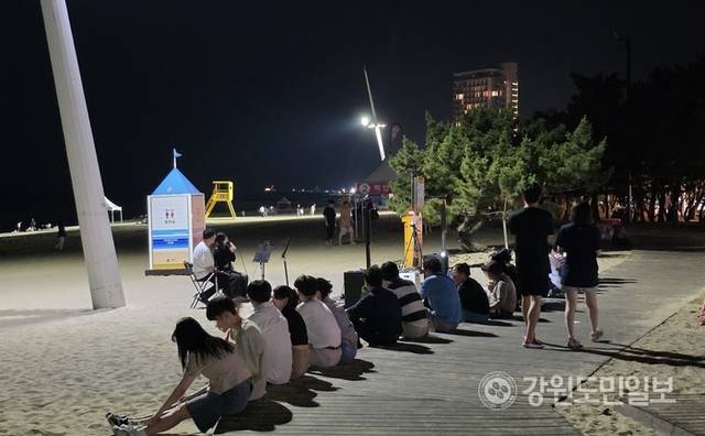 ▲ 연일 열대야가 지속된 가운데 지난 5일 밤 경포해변 백사장이 무더위를 피해 나온 관광객과 시민들로 북적였다. 관광객들이 버스킹 공연을 보고 있다.황선우 기자