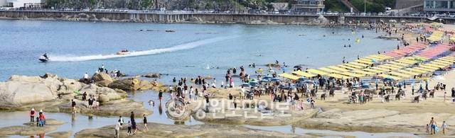 강원 지역에 폭염특보가 내려지며 무더위가 지속되고 있는 가운데 지난 5일 고성 아야진 해변이 더위를 식히려는 관광객들로 인산인해를 이뤘다. 강영진 객원기자