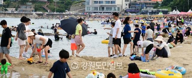 강원 지역에 폭염특보가 내려지며 무더위가 지속되고 있는 가운데 지난 5일 고성 아야진 해변이 더위를 식히려는 관광객들로 인산인해를 이뤘다. 강영진 객원기자