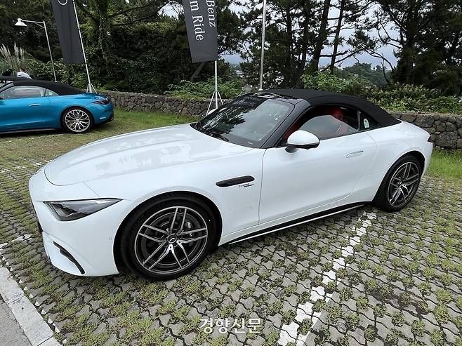 지난 6월 24일 열린 메르세데스-벤츠 코리아 주최 제주 시승 행사의 중간 기착지에서 숨을 고르고 있는 ‘메르세데스-AMG SL 43’. 권재현 선임기자