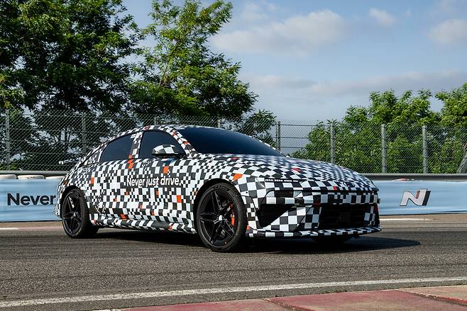 아이오닉 6 N이 현대차 남양연구소 C 에어리어 테스트 트랙에 정차해 있다. 현대차 제공