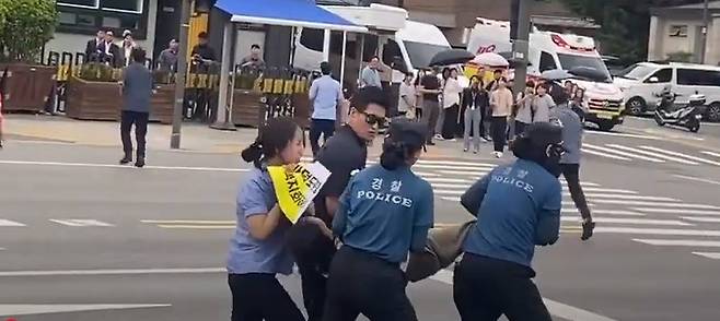 4일 용산 대통령실 앞에서 경찰이 환경운동가를 진압하고 있다. 가덕도신공항반대시민행동 제공