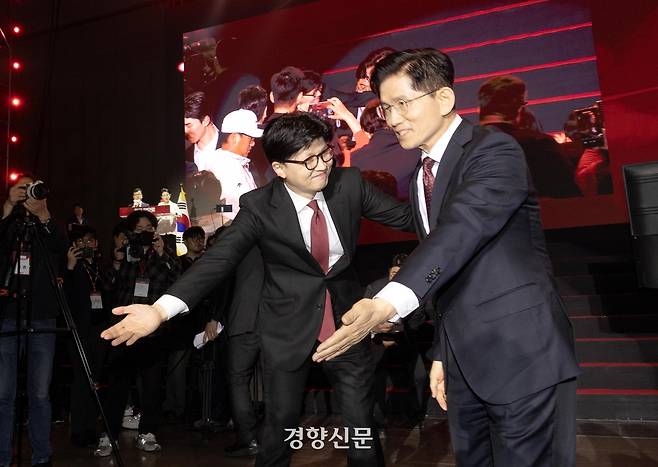 김문수·한동훈 국민의힘 대선 경선 후보가 지난 5월3일 경기 고양시 킨텍스에서 열린 21대 대통령선거 후보자 선출을 위한 제5차 전당대회에 참석하고 있다. 경향신문 자료사진