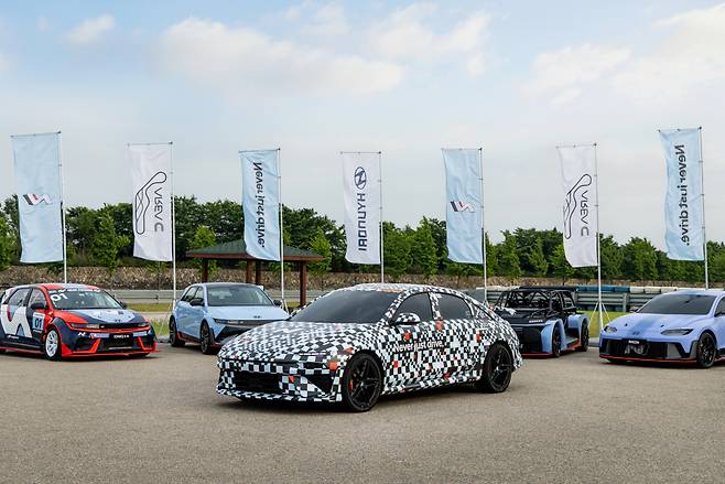 아이오닉 6 N이 RN 24 등 현대차가 만든 고성능차와 함께 남양연구소에 전시돼 있다.