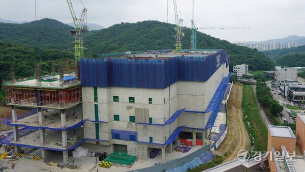 고양특례시 덕양구 오금동에 신축 중인 하이퍼스케일급 데이터센터인 ‘고양 삼송 IT플랫폼센터’가 내년 6월 완공을 목표로 공사 중이다. 신진욱기자