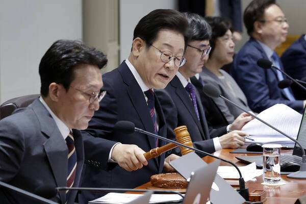 이재명 대통령이 5일 서울 용산 대통령실 청사에서 열린 국무회의에서 의사봉을 두드리며 개회 선언을 하고 있다. 대통령실통신사진기자단