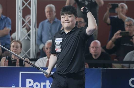 조명우가 6일 새벽(한국시간) 열린 2025포르투3쿠션월드컵 결승에서 제레미 뷰리를 50:34(23이닝)로 꺾고 개인 통산 두 번째 3쿠션월드컵 정상에 올랐다. 조명우가 마지막 50점째 샷을 성공시킨 후 왼손을 들어올리며 기뻐하고 있다. (사진=SOOP)