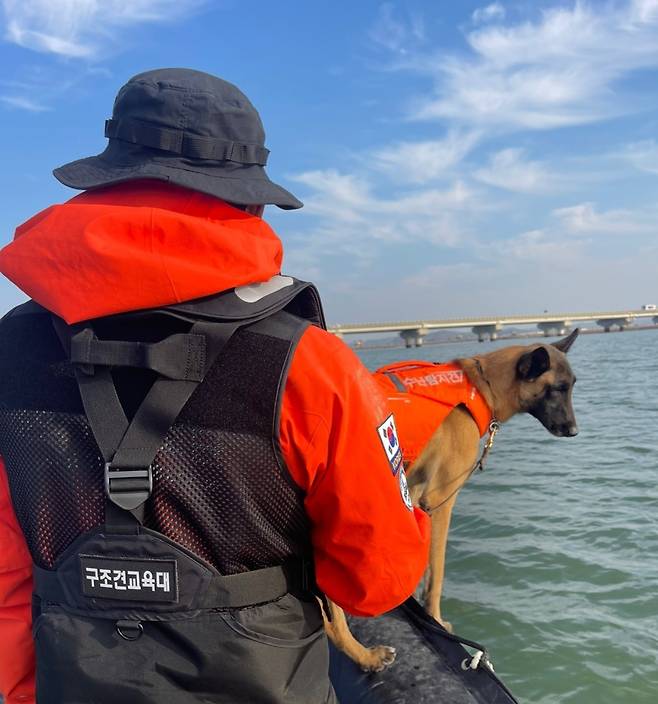 나상보 소방장과 수난탐지견 파도/사진제공=소방청