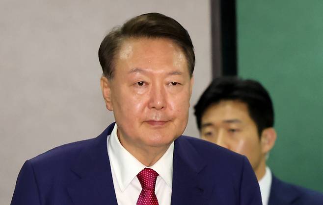 윤석열 전 대통령이 지난 5일 오후 서울 서초구 서울고등검찰청에 마련된 내란특검 사무실에서 2차 대면 조사를 마친 뒤 귀가하고 있다./사진=뉴시스