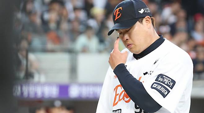 지난 6월5일 대전 한화생명볼파크에서 열린 '2025 신한 SOL 뱅크 KBO리그' 프로야구 한화이글스 대 kt위즈 경기에서 4회초 2사 만루에서 한화 류현진이 마운드를 내려오고 있다. 사진=뉴스1 김기남 기자