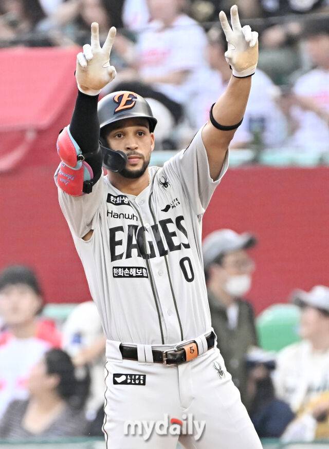 27일 오후 인천광역시 문학동 SSG랜더스필드에서 진행된 '2025 프로야구 KBO리그' SSG랜더스와 한화이글스의 경기. 한화 리베라토가 1회초 무사 1루서 안타를 친 뒤 환호하고 있다./마이데일리