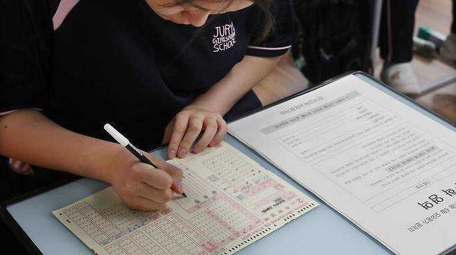 2026학년도 대학수학능력시험 6월 모의평가 시행일인 4일 오전 부산 사상구 주례여고 학생이 카드를 마킹하고 있다. (사진=연합뉴스)