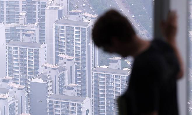 서울 송파구 서울스카이 전망대에서 바라본 서울 아파트 단지 모습. 뉴스1