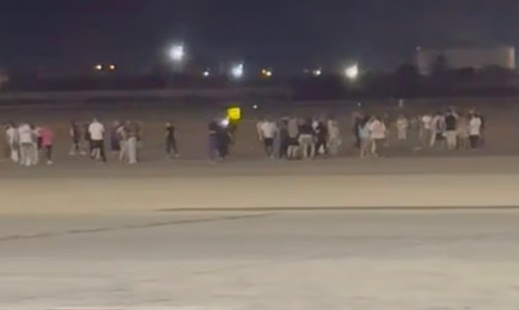 지난 4일(현지시간) 스페인에서 출발해 영국 맨체스터로 향할 예정이던 라이언에어 항공기에서 화재 경보가 울려 긴급 대피하는 승객들