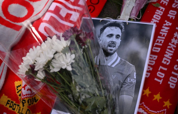 지난 4일(한국시간) 영국 리버풀 안필드 근처에 마련된 디오구 조타 추모 공간에서 팬들이 그를 기리고 있다. 리버풀 홈페이지