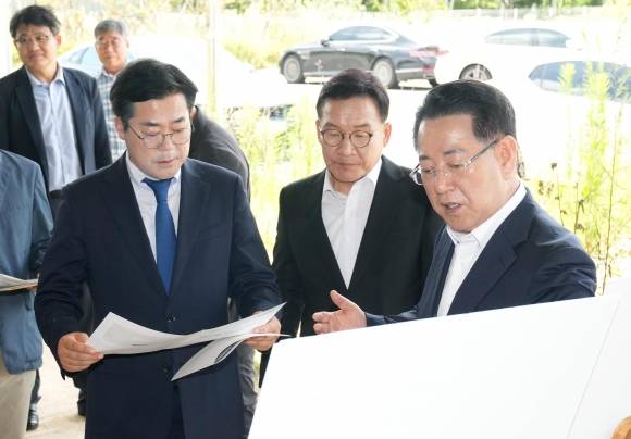 박찬대(오른쪽 세 번째) 더불어민주당 의원이 6일 전남 나주 에너지국가산단 조성 현장을 방문해 김영록(오른쪽 첫 번째) 전라남도지사의 전남도 현안 해결을 위한 건의 및 협조 요청을 경청하고 있다. 뉴시스