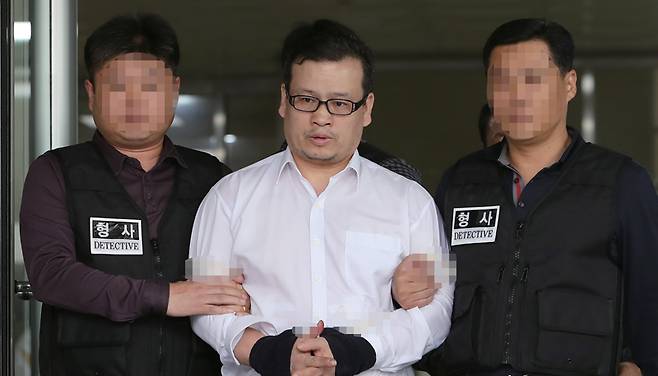 2016년 10월21일 사제 총기를 제작해 경찰관 1명을 살해한 성병대가 경찰서를 나오고 있다 ⓒ연합뉴스