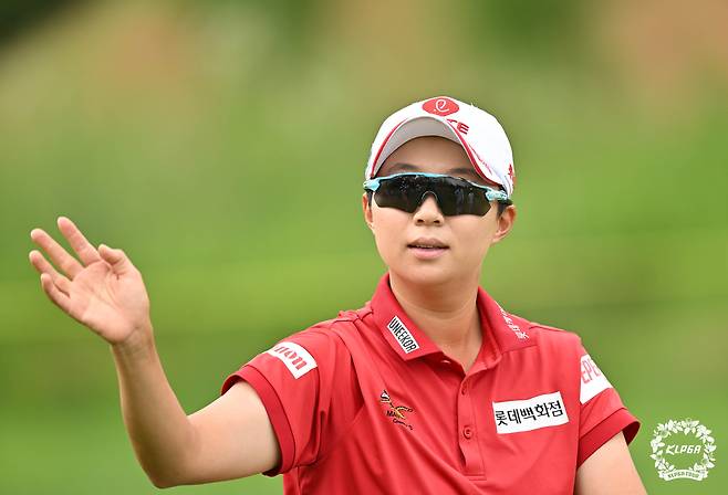 김효주가 6일 인천 베어즈베스트 청라CC에서 열린 KLPGA 투어 롯데오픈 최종라운드 1번홀에서 갤러리에 인사하고 있다. |KLPGA 제공