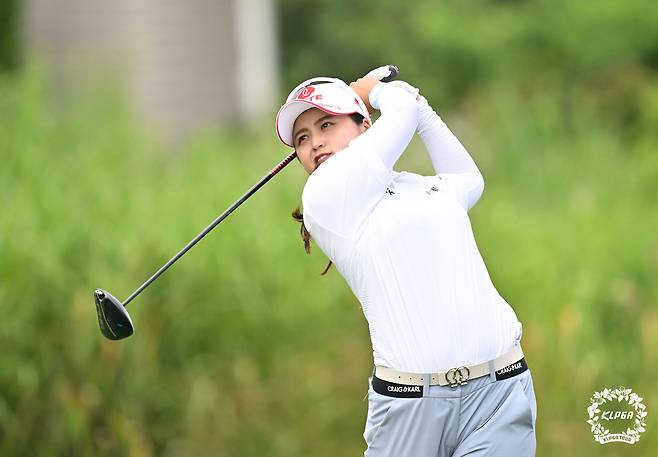 최혜진이 롯데 오픈을 공동 18위로 마치고 LPGA 투어 메이저대회 에비앙 챔피언십이 열리는 프랑스로 향했다. 지난 5일 KLPGA 투어 롯데오픈 3라운드에서 드라이버샷을 하고 있는 최혜진. |KLPGA 제공