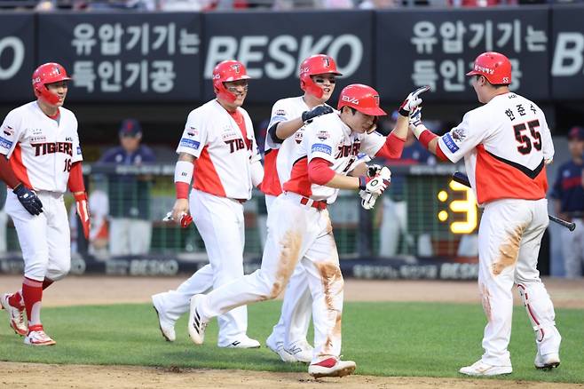 KIA 타이거즈 김호령(오른쪽에서 두 번째)이 5일 광주 롯데전에서 5회 만루포를 친 뒤 동료들의 축하 속에 기뻐하고 있다. /사진=KIA 타이거즈 제공