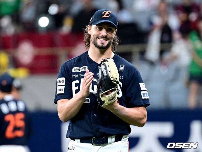 한화 선발 라이언 와이스가 6일 고척 키움전에서 미소 짓고 있다.