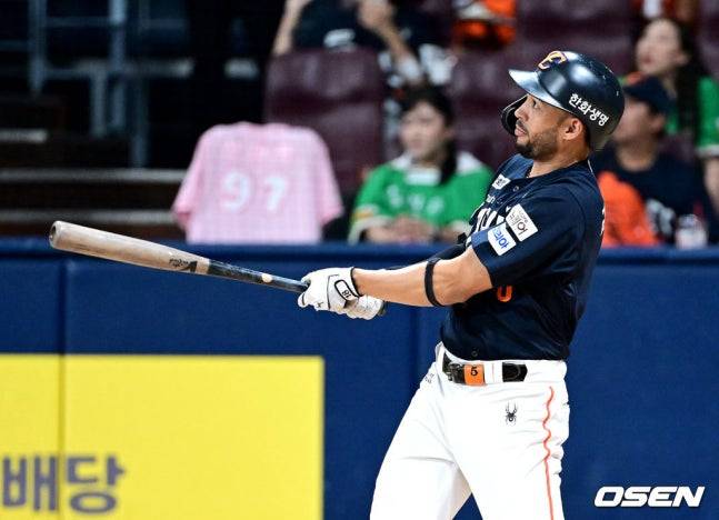 한화 외국인 타자 루이스 리베라토가 6일 고척 키움전 7회초 1사 1, 2루에서 홈런을 치고 응시하고 있다.