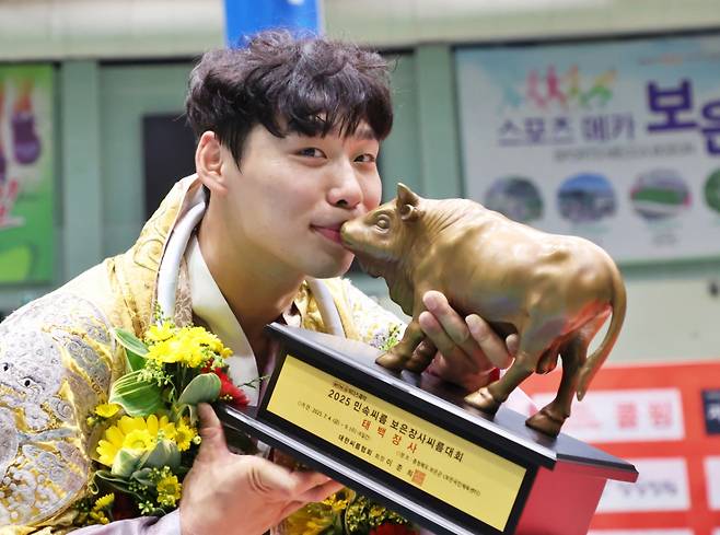 충청북도 보은군 보은국민체육센터에서 열린 '위더스제약 2025 민속씨름 보은장사씨름대회' 태백장사(80kg이하)에 등극한 허선행(수원특례시청)이 장사꽃가마를 타고 장사인증서와 황소트로피를 들고 기념사진을 찍고 있다. /사진=대한씨름협회 제공