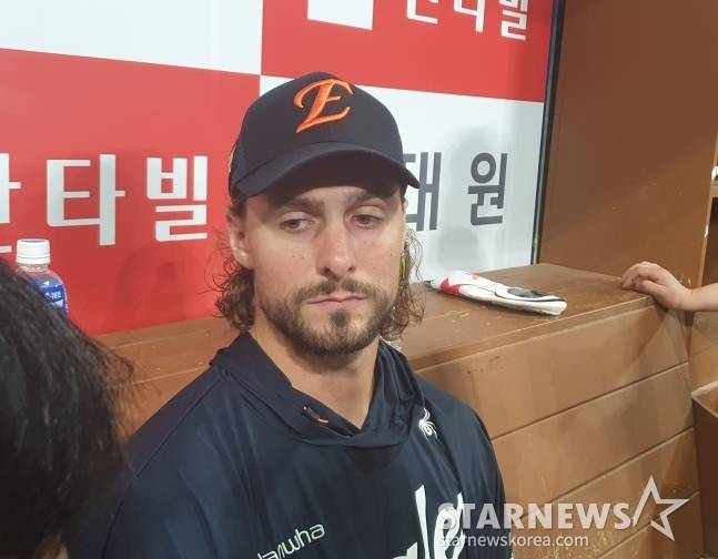 한화 외국인 투수 라이언 와이스가 6일 고척 키움전에서 개인 첫 10승을 달성한 뒤 취재진과 인터뷰하고 있다. /사진=김동윤 기자