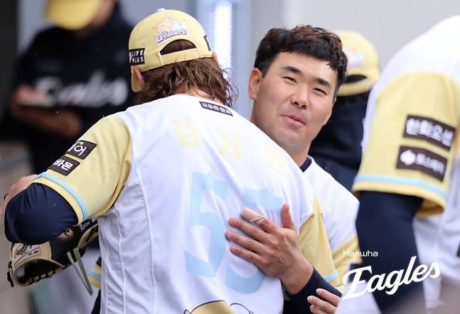 한화 외국인 투수 라이언 와이스가 이재원과 포옹하고 있다. /사진=한화 이글스 제공