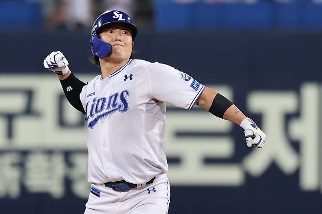 5일 대구 삼성라이온즈파크에서 열린 2025 신한 SOL Bank KBO리그 LG 트윈스와 삼성 라이온즈의 경기, 삼성 류지혁이 5회말 무사 만루 찬스에서 적시타를 때려내고 있다. 삼성 라이온즈