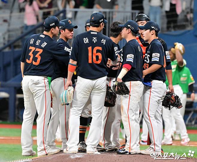 김경문 감독이 이끄는 한화 이글스가 6일 서울 고척스카이돔에서 열린 2025 신한 SOL Bank KBO리그 키움 히어로즈와의 팀 간 10차전에서 10-1로 승리, 3연승과 함께 전반기 1위를 확정했다. 사진 김한준 기자