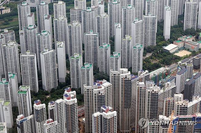 '주담대 6억 제한' 서울 아파트 74%, 18개 구 대출 감소 타격 (서울=연합뉴스) 신현우 기자 = 정부가 6억원 이상 주택담보대출을 금지하는 초고강도 대출 규제를 시행하면서 서울 아파트의 74%가량이 대출액 감소가 불가피하게 됐다.
29일 부동산R114의 수도권 아파트 평균 시세를 토대로 분석한 결과, 주택담보대출의 여신한도가 6억원으로 제한되면서 서울 전체 25개 구 가운데 18개 구의 대출액이 종전보다 줄어들 것으로 예상됐다. 가구수로는 총 127만6천257가구(임대아파트 제외)가 타격을 받는다. 이는 서울시내 임대아파트를 제외한 전체 재고아파트 약 171만7천384가구의 74%에 해당하는 규모다.
사진은 이날 서울 송파구 롯데월드타워 전망대 서울스카이에서 바라본 서울 시내 아파트 단지 모습. 2025.6.29 nowwego@yna.co.kr