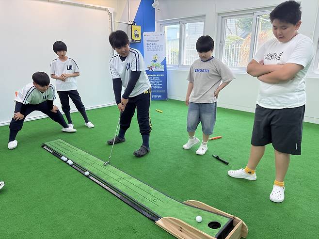 '들어가라' (제주=연합뉴스) 백나용 기자 = 지난 6월 18일 제주시 남초등학교 내 e-스포츠실에서 5학년 재학생들이 골프 퍼팅 연습을 하고 있다. 2025.7.6 dragon.me@yna.co.kr