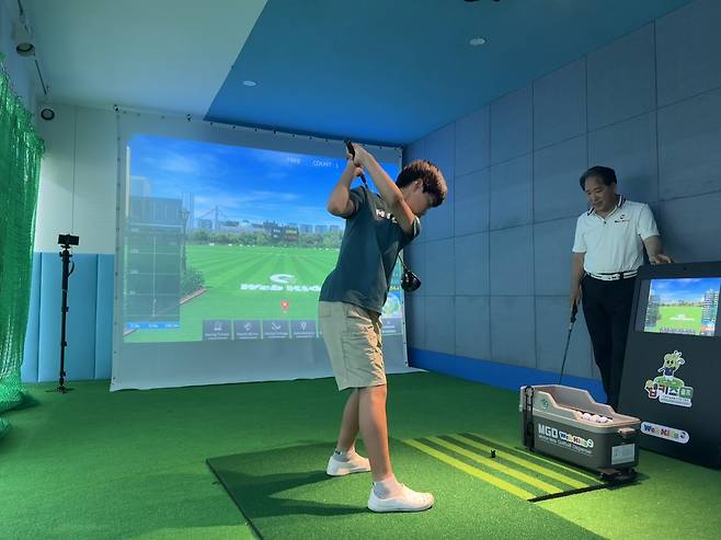 제주남초등학교 웹키즈골프영어 수업 (제주=연합뉴스) 백나용 기자 = 지난 6월 18일 제주시 남초등학교 내 e-스포츠실에서 웹키즈골프영어 수업이 진행되고 있다. 2025.7.6 dragon.me@yna.co.kr