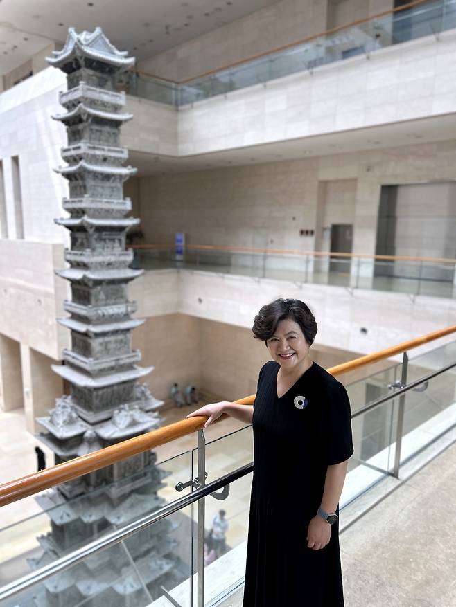 이현주 국립중앙박물관 홍보전문경력관 (서울=연합뉴스) 김예나 기자 = 이현주 국립중앙박물관 홍보전문경력관이 지난 4일 연합뉴스와 인터뷰한 뒤 기념 촬영을 하고 있다. 2025.7.6
yes@yna.co.kr