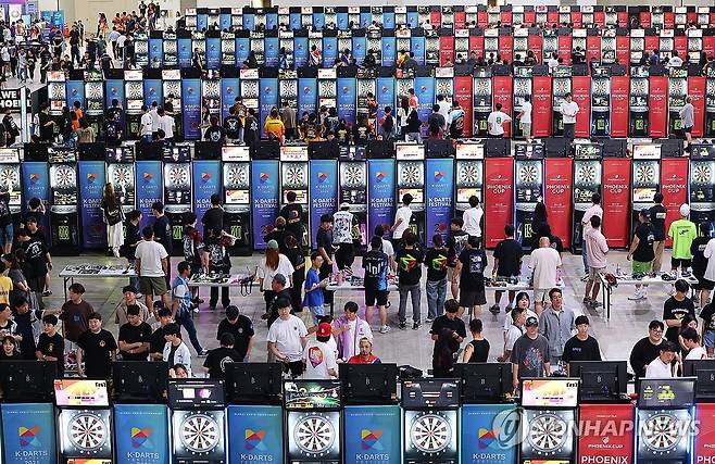 'K-다트 페스티벌' (인천=연합뉴스) 임순석 기자 = 6일 인천 연수구 송도컨벤시아에서 열린 'K-다트 페스티벌'에 참가한 선수들이 다트를 던지고 있다.
'K-다트 페스티벌'은 매년 7월 한국에서 열리는 국제 전자 다트 축제이다. 2025.7.6 soonseok02@yna.co.kr