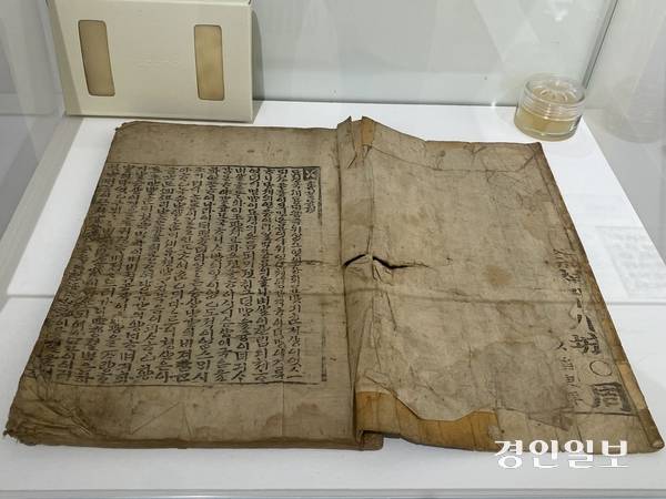 한국근대문학관이 소장한 완판 방각본 ‘홍길동전’(1857년 발행 추정). 2025.7.3 /박경호기자 pkhh@kyeongin.com