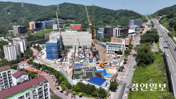 전국적으로 유행처럼 건립되고 있는 데이터센터의 3분의 1 정도가 경기도에 소재해 있는 가운데, 최근 AI데이터센터 건립이 IT업계의 화두로 떠올랐다. 사진은 경기도 내 건설 중인 데이터센터의 모습. /경인일보DB